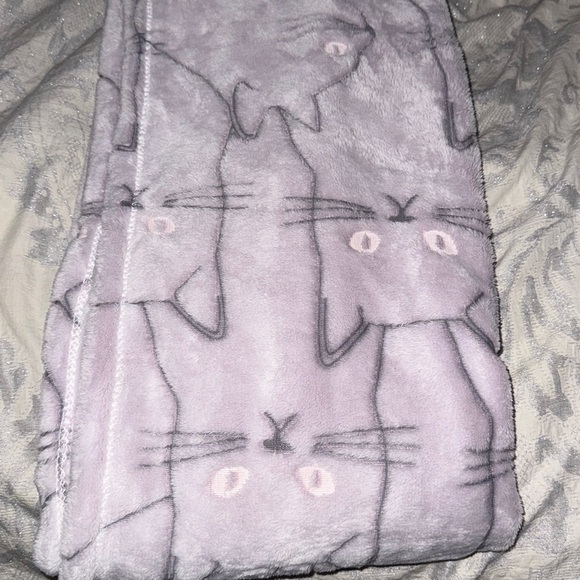 NWT Linen Chest Purple Cat Patterned Glow in the Dark Blanket - Picture 2 of 2